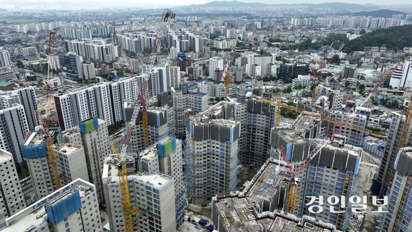 2026년 경기·인천의 공공분양은 고양 창릉과 남양주 왕숙, 인천 계양 등 3기 신도시를 축으로 평택 고덕과 화성 동탄2 같은 2기 신도시 등에서 경기·인천 각각 2만3천800호, 3천900호 분양이 계획됐다. 민간분양 물량은 공공분양의 약 3배인 6만2천여 가구가 경기도에 계획돼 있다. /경인일보DB
