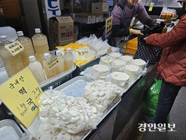 도내 한 전통시장 떡집에서 손님이 떡국용 떡을 구매하고 있다.2026.2.13 /김지원기자 zone@kyeongin.com