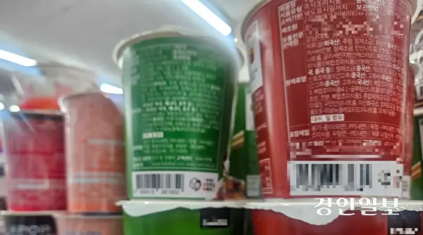 도내 한 편의점에 진열된 레토르트 떡볶이에 수입산 떡이 사용됐다.2026.2.13 /김지원기자 zone@kyeongin.com