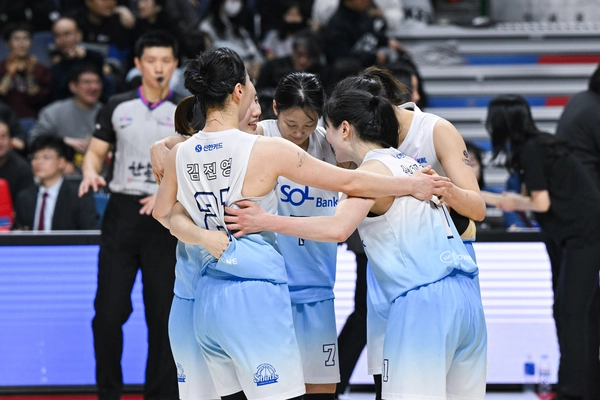 지난달 18일 BNK썸과의 원정 경기에서 승리하며 연패를 끊은 인천 신한은행 에스버드. /WKBL 제공