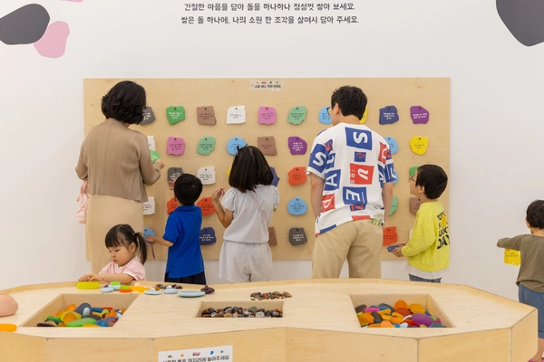 경기북부어린이박물관은 설 연휴에도 기획전 ‘아이돌’을 이어간다. 사진은 관객들이 전시를 즐기는 모습. /경기문화재단 제공
