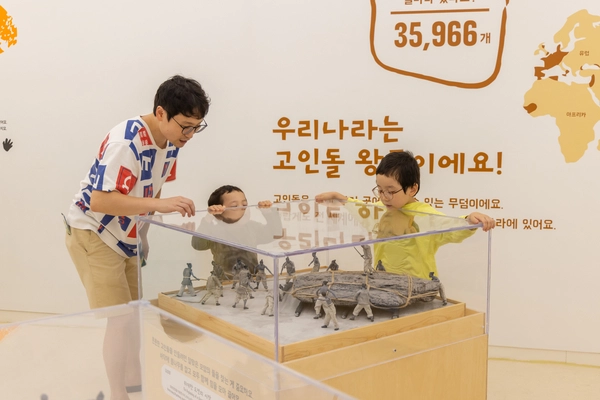 경기북부어린이박물관은 설 연휴에도 기획전 ‘아이돌’을 이어간다. 사진은 관객들이 전시를 즐기는 모습. /경기문화재단 제공