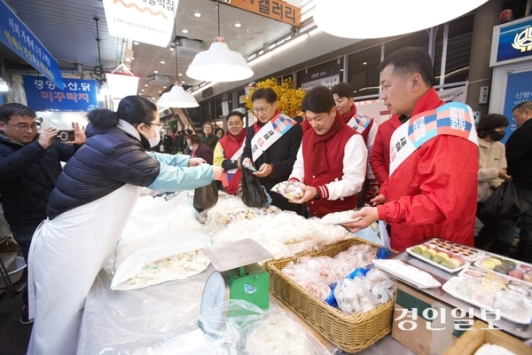 국민의힘 하남시갑 당원협의회는 설을 맞아 14일 석바대 상점가, 신장전통시장, 덕풍전통시장에서 제수요품을 구입하는 등 전통시장 장보기 행사를 진행했다. 왼쪽으로부터 이영준 부위원장, 이용 위원장, 김동연 디지털정당위원장이 신장전통시장에서 떡을 고르고 있다. 2026.2.16 하남/문성호기자 moon23@kyeongin.com