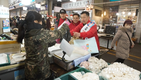 국민의힘 하남시갑 당원협의회는 설을 맞아 14일 석바대 상점가, 신장전통시장, 덕풍전통시장에서 제수요품을 구입하는 등 전통시장 장보기 행사를 진행했다. 김동연 디지털정당위원장이 신장전통시장에서 떡을 구입하고 있다. 2026.2.16 하남/문성호기자 moon23@kyeongin.com
