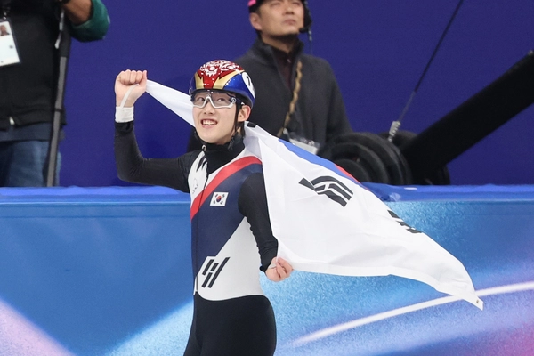 13일(한국시간) 이탈리아 밀라노 아이스스케이팅 아레나에서 열린 2026 밀라노·코르티나담페초 동계 올림픽 쇼트트랙 남자 1천ｍ 결승에서 동메달을 획득한 임종언이 태극기를 들고 기뻐하고 있다. /연합뉴스
