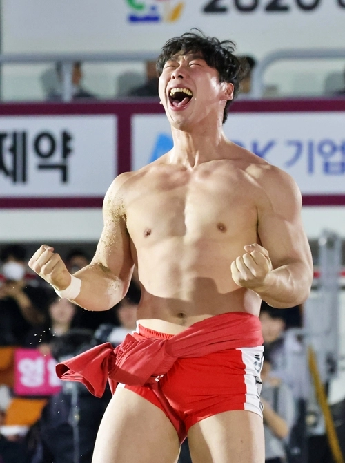 허선행이 15일 충남 태안종합실내체육관에서 열린 2026 태안설날장사씨름대회 태백장사 결정전에서 이은수를 모래판에 눕히고 우승을 확정한 뒤 기쁨의 포효를 하고 있다. /대한씨름협회 제공