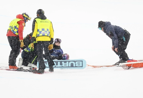 12일(현지시간) 이탈리아 리비뇨 스노파크에서 열린 2026 밀라노-코르티나담페초 동계올림픽 스노보드 여자 하프파이프 결승에서 최가온이 1차시기 크게 넘어진 뒤 일어나고 있다. 2026.2.13 /리비뇨=연합뉴스