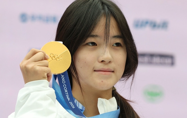 2026 밀라노ㆍ코르티나담페초 동계올림픽 스노보드 여자 하프파이프에서 금메달을 차지한 최가온이 14일(현지시간) 이탈리아 밀라노 코리아하우스에서 열린 대한체육회 공식 기자회견에서 금메달을 들어 보이고 있다. 2026.2.14 /밀라노=연합뉴스