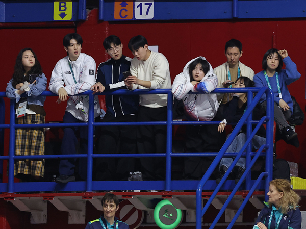 14일(현지시간) 2026 밀라노-코르티나담페초 동계올림픽 쇼트트랙 남자 1500m 결승전이 열리는 이탈리아 밀라노 아이스스케이팅 아레나에서 스노보드 여자 하프파이프에서 금메달을 획득한 최가온과 피겨스케이팅 간판 차준환이 경기를 지켜보고 있다. 2026.2.15 /연합뉴스