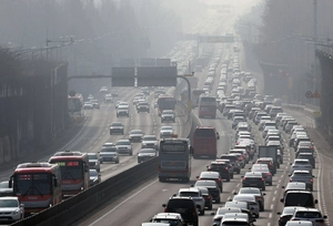 [포토] 미세먼지 속 귀성길 정체