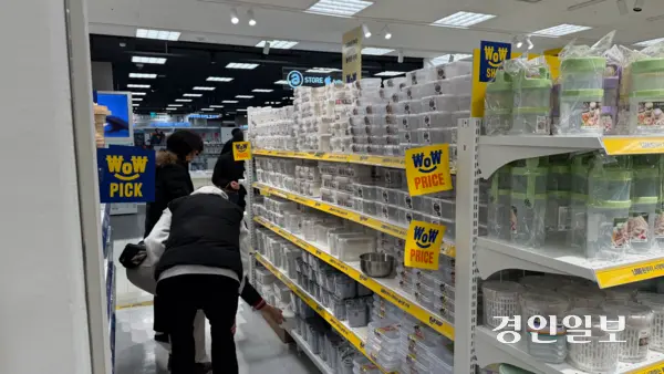 와우샵을  찾은 고객들이 상품을 둘러보고 있다. 2026.2.12 / 윤혜경기자 hyegyung@kyeongin.com