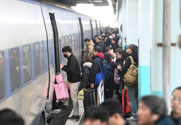 지난해 1월 수원역에서 열차에 오르는 시민들. 설 연휴 기차표 구하기는 ‘하늘의 별 따기’다. 매번 혼잡하고, 꽉 막히는 귀성길이지만 가족들을 만나러 가는 행렬은 끊이지 않는다. /경인일보DB