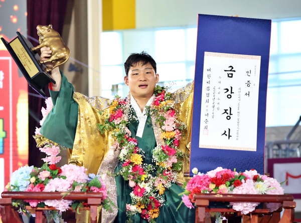 2026 태안설날장사씨름대회에서 금강장사에 등극하며 꽃가마에 오른 김기수가 황소트로피와 인증서를 들어보이고 있다. /대한씨름협회 제공