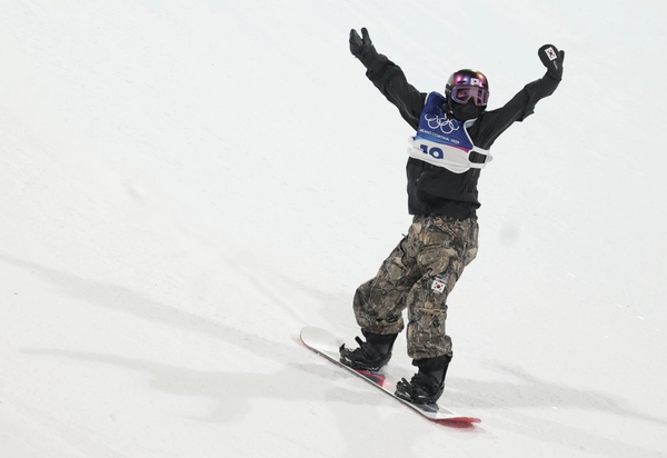 10일(한국시간) 이탈리아 리비뇨 스노파크에서 열린 2026 밀라노-코르티나담페초 동계올림픽 스노보드 여자 빅에어 결선에서 유승은이 2차 시기를 마친 뒤 두 팔을 들어올리고 있다./연합뉴스