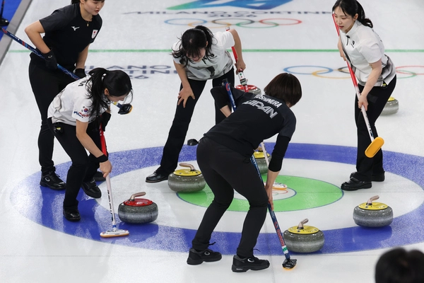 16일(한국시간) 이탈리아 코르티나담페초 컬링 올림픽 스타디움에서 열린 2026 밀라노ㆍ코르티나담페초 동계올림픽 컬링 여자 라운드로빈 한국과 일본의 경기 8엔드 때 한국 대표팀이 일본 스톤을 하우스에서 밀어내며 3점을 얻어내고 있다./연합뉴스