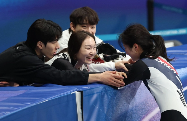 16일(한국시간) 이탈리아 밀라노 아이스스케이팅 아레나에서 열린 2026 밀라노-코르티나담페초 동계올림픽 쇼트트랙 여자 1천m 결승에서 동메달을 차지한 김길리가 최민정, 임종언의 축하를 받고 있다./연합뉴스