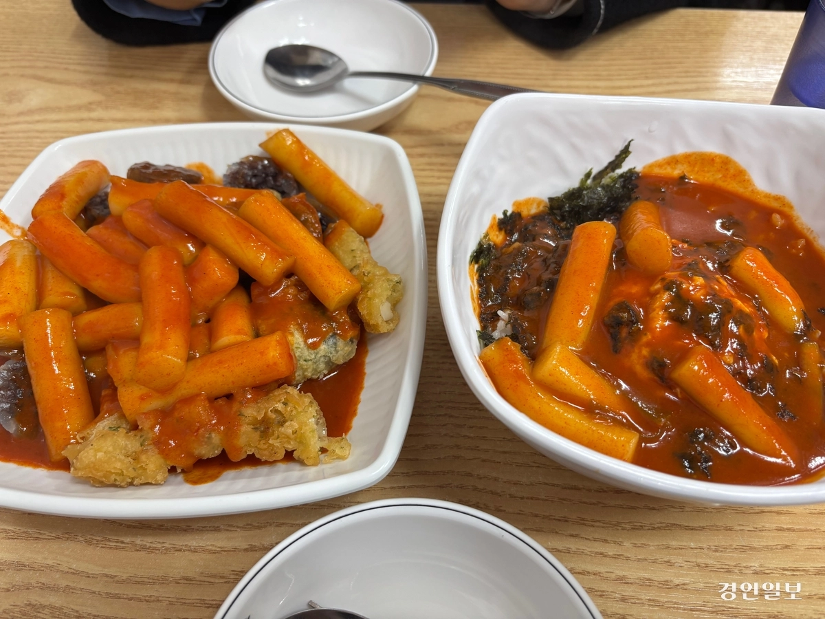 수원 매현초등학교 앞에 위치한 수원 감동튀김 매탄점. 왼쪽은 떡볶이와 튀김, 순대를 버무린 떡튀순, 오른쪽은 이곳의 시그니처 메뉴인 ‘떡장’, 주먹밥을 떡볶이에 비벼먹는 메뉴다. /신현정기자 god@kyeongin.com