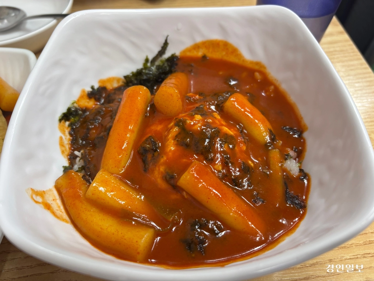 수원 매현초등학교 앞에 위치한 유민이네 감동튀김 시그니처 메뉴는 주먹밥을 떡볶이에 비벼먹는 ‘떡장’이다. /신현정기자 god@kyeongin.com