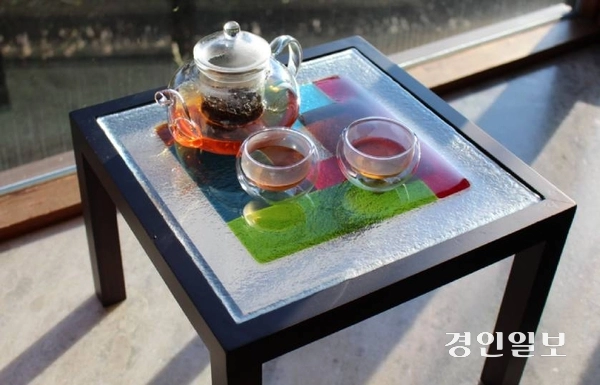 스튜디오 바이미가 제작한 유리소반. /인천시 제공