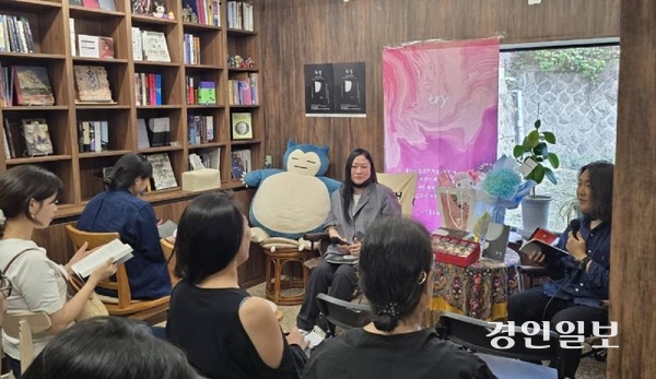 인천 중구 ‘서점 마계’에서 책담회가 열리는 모습. /인천시 제공