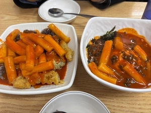 주먹밥에 떡볶이 소스 살살… 학생들 만들어낸 명작 ‘떡장’ [레트로K]