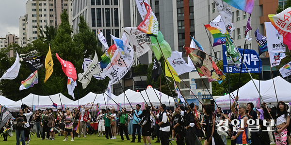 지난해 9월 인천시청 앞 애뜰광장에서 열린 ‘제8회 인천 퀴어문화축제’에서 참가자들이 깃발을 흔들고 있다. /경인일보DB