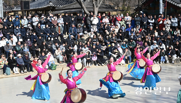 설 연휴 마지막 날인 18일 오후 용인시 기흥구 한국민속촌을 찾은 가족단위 나들이객들이 삼도판굿 공연을 보며 즐거운 시간을 보내고 있다. 2026.2.18 /최은성기자 ces7198@kyeongin.com