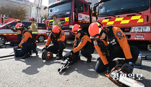 소방의 날인 지난해 11월 9일 오후 평택시 신장동 송탄소방서에서 소방대원들이 장비를 점검하고 있다. 소방의 날은 국민에게 화재에 대한 경각심을 높이고 화재를 사전에 예방하여 국민의 생명과 재산을 보호하기 위해 제정된 기념일이다. 2025.11.9 /최은성기자 ces7198@kyeongin.com