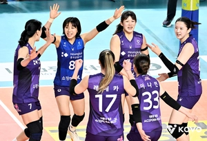 흥국생명 리그 1위 한국도로공사에 역전승… 선두 싸움 접전