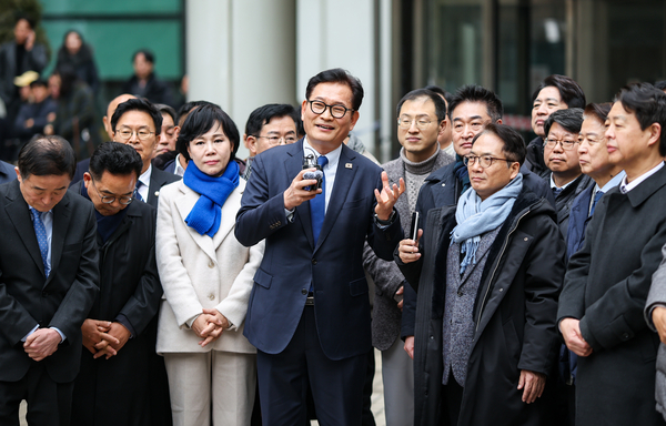 더불어민주당 전당대회 ‘돈봉투 살포’ 의혹과 불법 정치자금 수수 혐의로 재판에 넘겨진 소나무당 송영길 대표가 13일 서초구 서울고등법원에서 열린 2심 선고 공판에서 무죄를 선고 받은 뒤 더불어민주당 의원들과 법원 청사 앞에 서서 입장을 밝히고 있다. 2026.2.13 /소나무당 제공