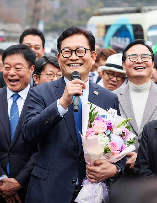 더불어민주당 전당대회 ‘돈봉투 살포’ 의혹과 불법 정치자금 수수 혐의로 재판에 넘겨진 소나무당 송영길 대표가 13일 서초구 서울고등법원에서 열린 2심 선고 공판에서 무죄를 선고 받은 뒤 축하 꽃다발을 받고 입장을 밝히고 있다. /소나무당 제공