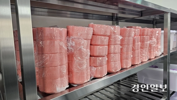 ‘양평군 다회용품 세척시설’이 오는 20일 문을 열 예정이다. 초음파 세척부터 고온 살균, 건조, 최종 위생검사 등 모든 과정이 끝난 식기들은 다시 포장돼 군 전역으로 배포된다. 2026.2.13 /장태복기자 jkb@kyeongin.com