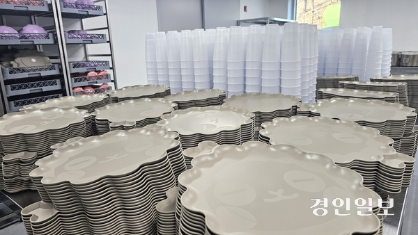 ‘양평군 다회용품 세척시설’이 오는 20일 문을 열 예정이다. 군은 용도별로 제작한 11종의 다회용기 내부에 RFID(무선주파수식별)칩을 매립해 식기의 대여장소와 수거 여부, 누적 사용횟수까지 파악한다. 식기 전면에는 마스코트 ‘양춘이’ 캐릭터를 각인해 시각적인 즐거움과 친근함을 더했다. 2026.2.13 /장태복기자 jkb@kyeongin.com