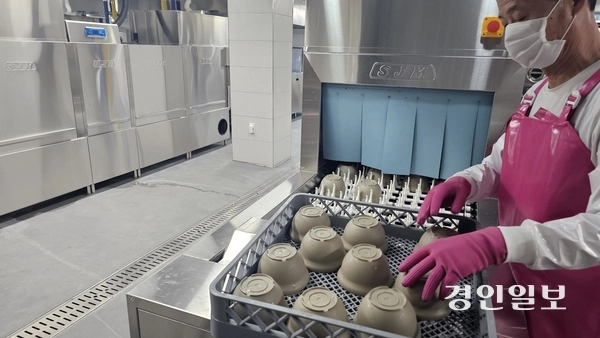 양평군 다회용품 세척 시설에선 하루 최대 2만개의 다회용기를 세척할 수 있다. 작업자가 세척 라인에서 씻겨져 나온 식기를 정리하고 있다. 2026.2.13 /장태복기자 jkb@kyeongin.com