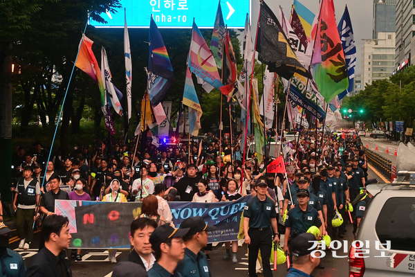 인천퀴어문화축제 장소로 인천시청 앞 광장을 쓰지 못하게 한 인천시의 처분을 취소하라는 법원의 판결이 나왔다. 사진은 지난해 열린 ‘제8회 인천 퀴어문화축제’를 마친 참가자들이 거리행진을 하는 모습. /경인일보DB