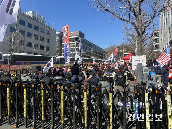 서울 서초구 서울중앙지법 앞에서 내란 우두머리 혐의를 받는 윤석열 전 대통령의 1심 선고를 앞두고 집회가 열렸다. 2026.2.19 /목은수기자 wood@kyeongin.com