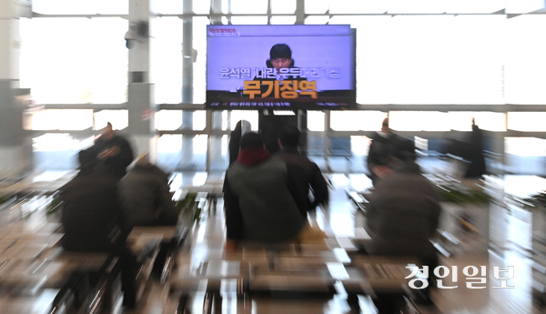 서울중앙지법 형사합의25부(지귀연 부장판사)는 19일 내란 우두머리 혐의로 기소된 윤석열 전 대통령에게 무기징역을 선고했다. 사진은 19일 오후 오산역환승센터에서 시민들이 1심 재판 선고 생중계를 시청하고 있는 모습. 2026.2.19 /최은성기자 ces7198@kyeongin.com