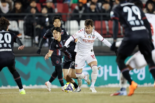 지난해 12월 5일 부천종합운동장에서 열린 K리그 승강플레이오프 1차전에서 부천FC와 수원FC의 경기가 열리고 있다./한국프로축구연맹 제공