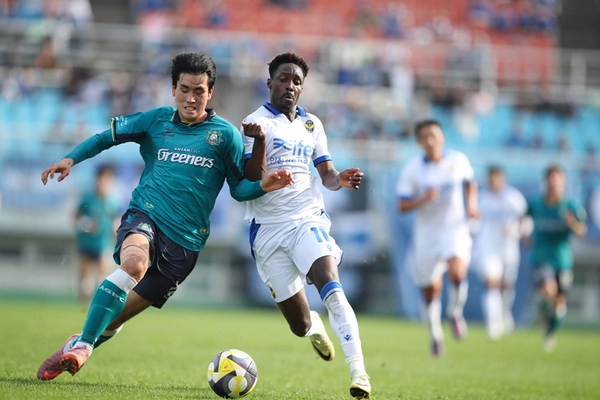 지난해 하나은행 K리그2 안산그리너스와 인천유나이티드의 경기에서 안산 정용희와 인천 제르소가 경합하고 있다./한국프로축구연맹 제공