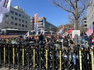 윤석열 선고 앞두고 집회 참가자들 집결… “기각”-“유죄” 엇갈린 주장