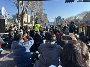 윤석열 무기징역 선고 직후 분위기 상반된 광장… 안도속 환호, 한숨속 눈물