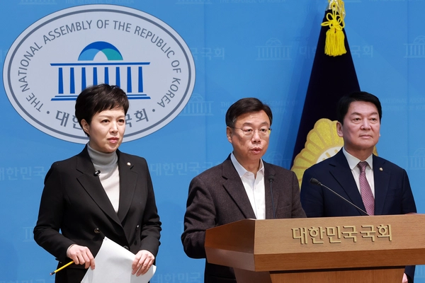 신상진 성남시장과 국민의힘 김은혜·안철수 의원이 19일 국회 소통관에서 분당신도시 재건축 연간 인허가 물량제한 폐지를 촉구하고 있다. 2026.2.19 /연합뉴스