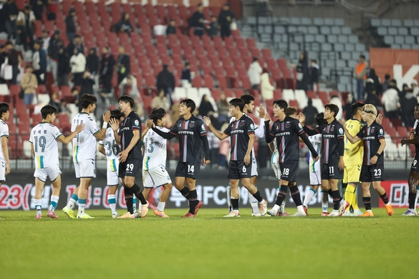 지난해 하나은행 K리그2 부천FC와 안산그리너스FC의 경기에서 선수단이 경기 종료 후 인사하고 있다. /한국프로축구연맹 제공