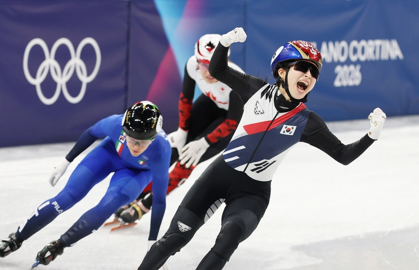 18일(현지시간) 이탈리아 밀라노 아이스스케이팅 아레나에서 열린 2026 밀라노-코르티나담페초 동계올림픽 쇼트트랙 여자 3000m 계주 결승에서 한국 마지막 주자 김길리가 1위로 결승선을 통과하며 기뻐하고 있다. 2026.2.19 /연합뉴스