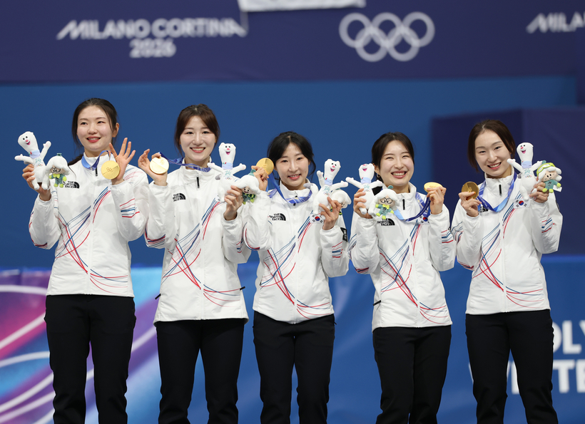 18일(현지시간) 이탈리아 밀라노 아이스스케이팅 아레나에서 열린 2026 밀라노-코르티나담페초 동계올림픽 쇼트트랙 여자 3000m 계주 결승에서 금메달을 따낸 한국 선수들이 메달을 목에 걸고 환하게 웃고 있다. 2026.2.19 /연합뉴스