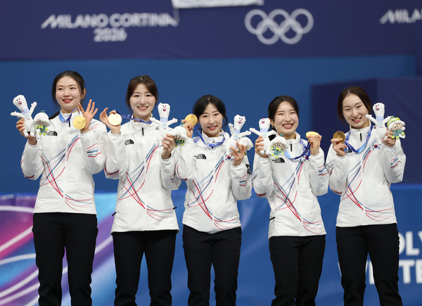 여자 쇼트트랙 8년 만에 정상 탈환… 4바퀴 남기고 역전 드라마