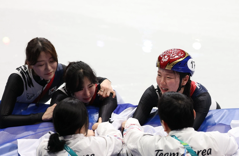 18일(현지시간) 이탈리아 밀라노 아이스스케이팅 아레나에서 열린 2026 밀라노-코르티나담페초 동계올림픽 쇼트트랙 여자 3000m 계주에서 금메달을 따낸 한국대표팀 심석희, 이소연, 노도희가 눈물을 흘리고 있다. 2026.2.19 /연합뉴스