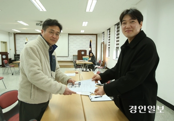 제9회 전국동시지방선거 시·도의원, 구·시의원 및 장의 선거 예비후보등록 첫날인 20일 오후 김진일(사진 왼쪽) 전 경기도의원이 하남시선거관리위원회를 방문,  경기도의회의원선거 하남시 제1선거구 예비후보등록 서류를 선관위 직원에게 제출하고 있다. 2026.2.20 하남/문성호기자 moon23@kyeongin.com