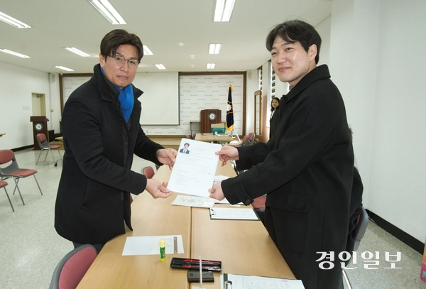 제9회 전국동시지방선거 시·도의원, 구·시의원 및 장의 선거 예비후보등록 첫날인 20일 오후 김여장(사진 왼쪽) 전 하남시체육회 사무국장이 하남시선거관리위원회를 방문,  경기도의회의원선거 하남시 제3선거구 예비후보등록 서류를 선관위 직원에게 제출하고 있다. 2026.2.20 하남/문성호기자 moon23@kyeongin.com