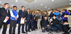 ‘복당’ 윤관석에 웃지 않는 이훈기… 같은 지역구 둘러싼 긴장감 [인천 정가 레이더]